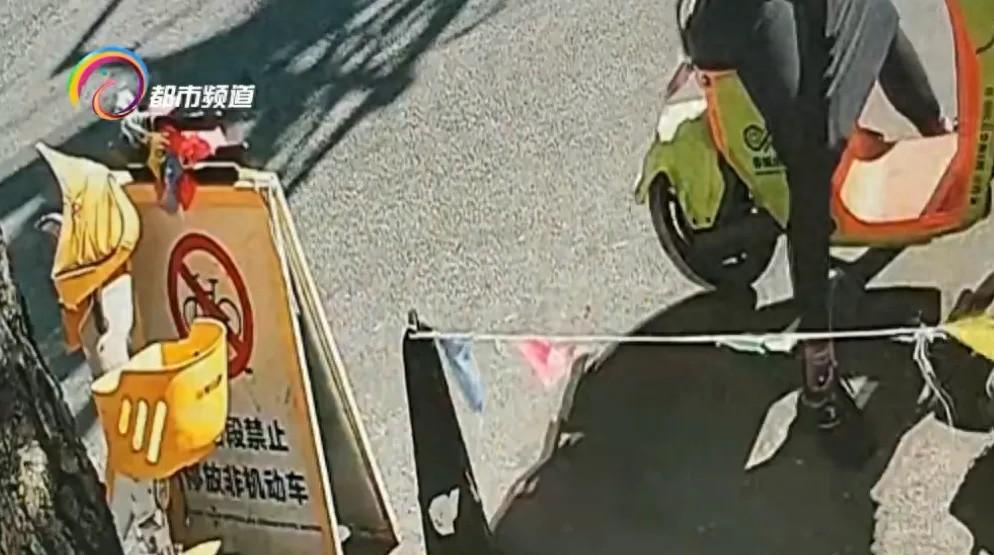 离谱又惊险！5月4日报道，一女子赶路办事骑共享电单车，随手把装有13万公款的包包