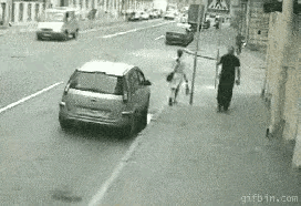 这小姐姐反应也够快，不然后果不堪讥想～社会百态车祸