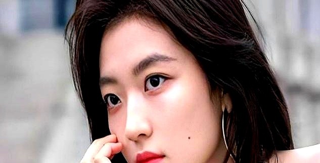 零下十几度的雪地里，导演喊了杀青，孙千却坐在雪堆里半天起不来，嘴里一直念着角色名字，整个人哭到发抖。