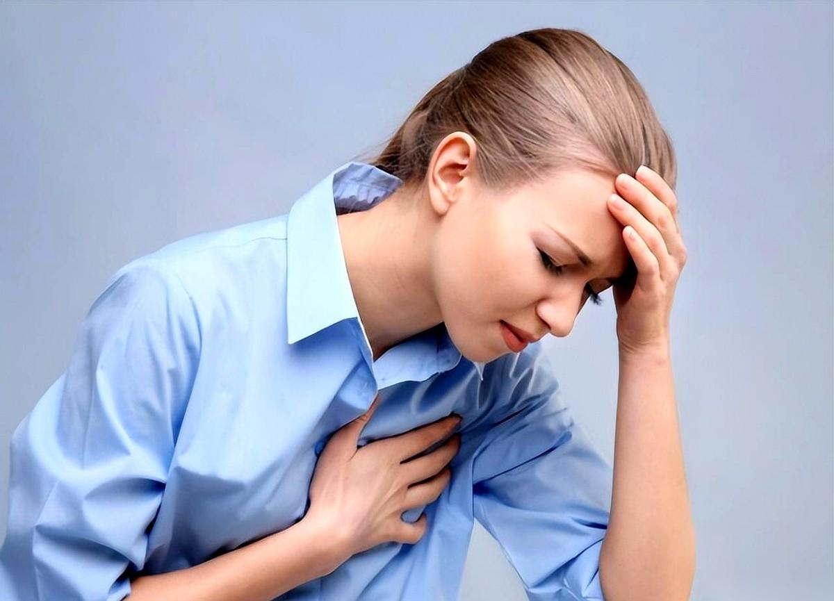 心脏“咯噔”一下，像漏了一拍。尤其是一躺下，感觉整个胸口都不属于自己了。完蛋