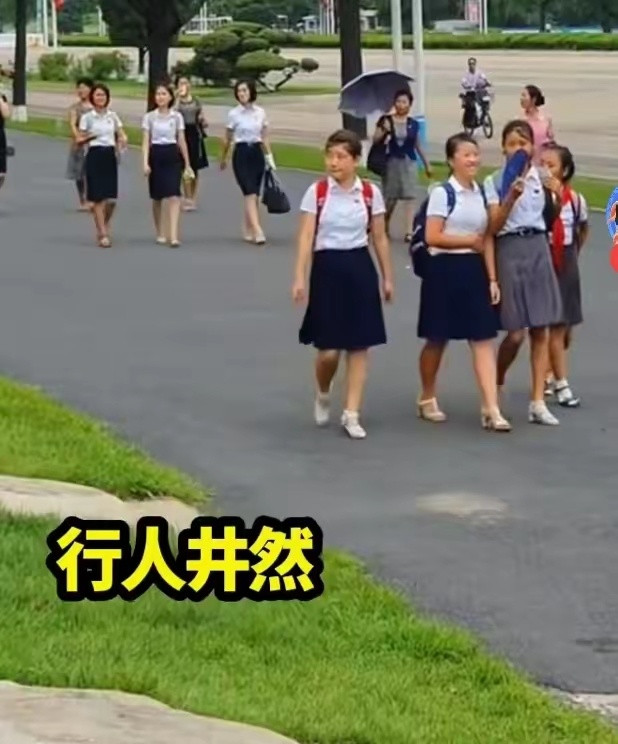 原来朝鲜的女人是不穿裤子的，她们都喜欢穿这种裙子，还挺好看的呢。