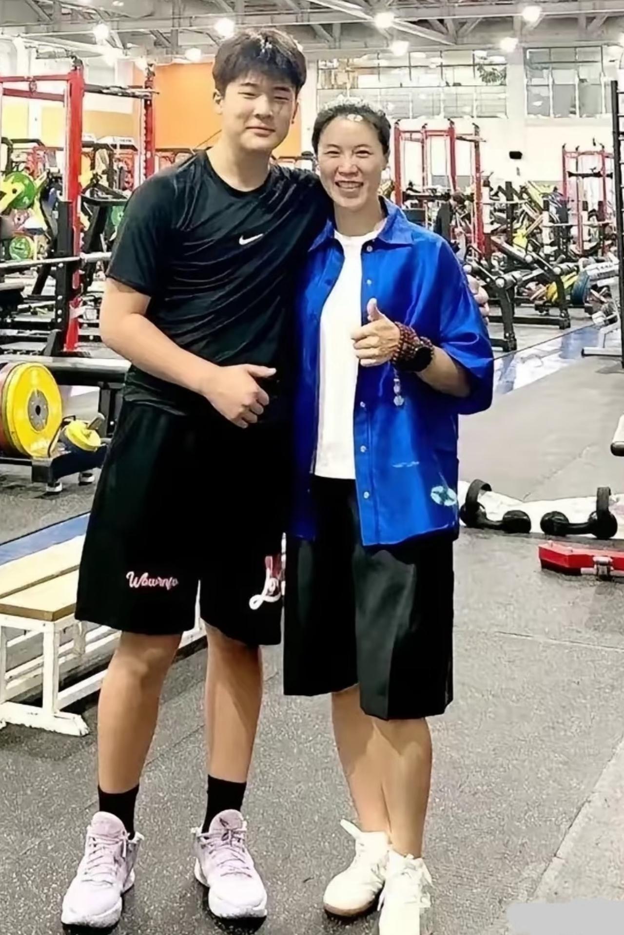 王楠15岁的儿子郭麒，身高一米八，妥妥的运动型学霸。​​可谁能想到，这孩子脚