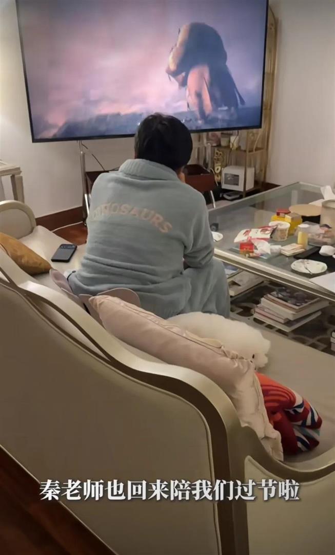 秦昊晒女儿送的圣诞节贺卡！一夜暴富，富得流油，伊能静家也这么乱？