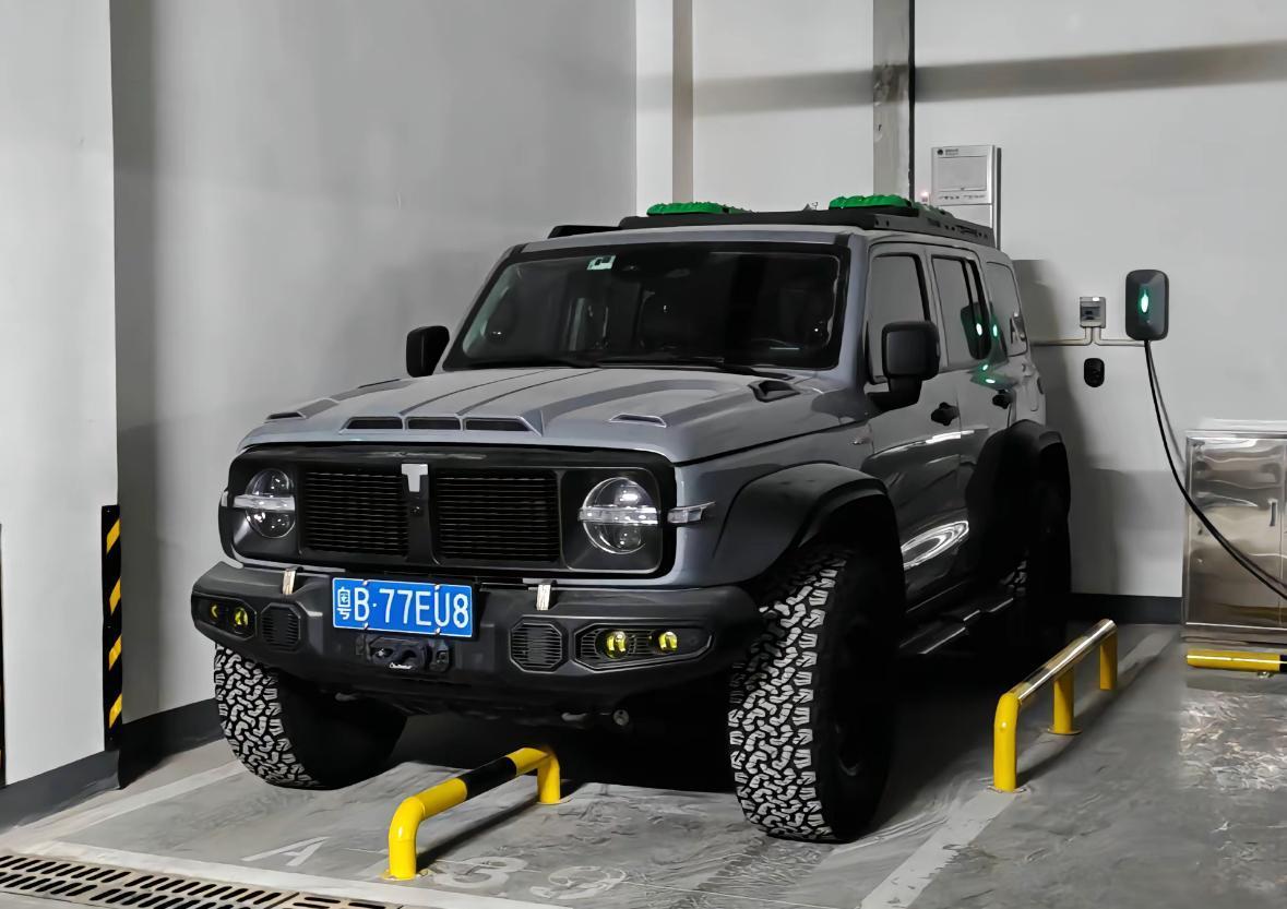 好家伙，这就是高底盘的优势吗？从此以后再也没有被占车位的烦恼，因为一般的车根本停