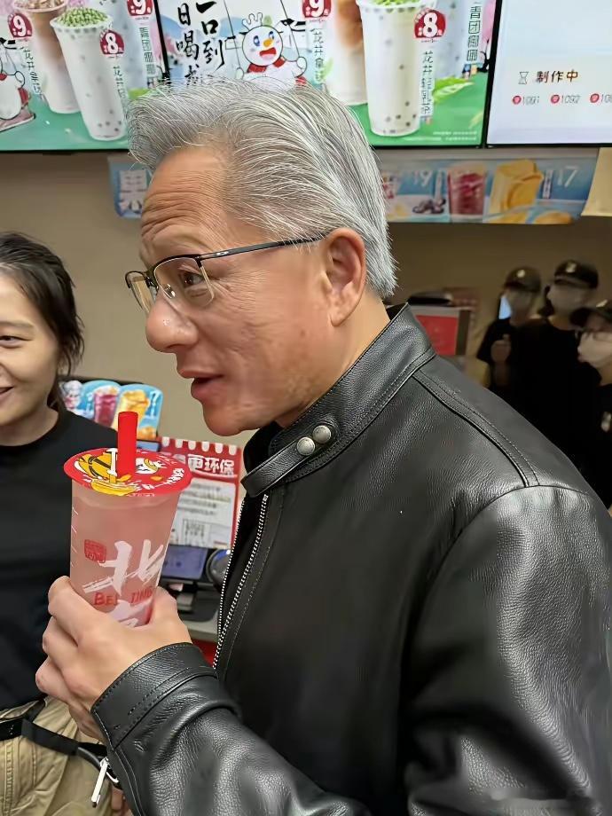 蜜雪冰城还是太有效率了，黄仁勋前脚手握蜜桃四季春，蜜雪后脚就把广告发出来了，还特