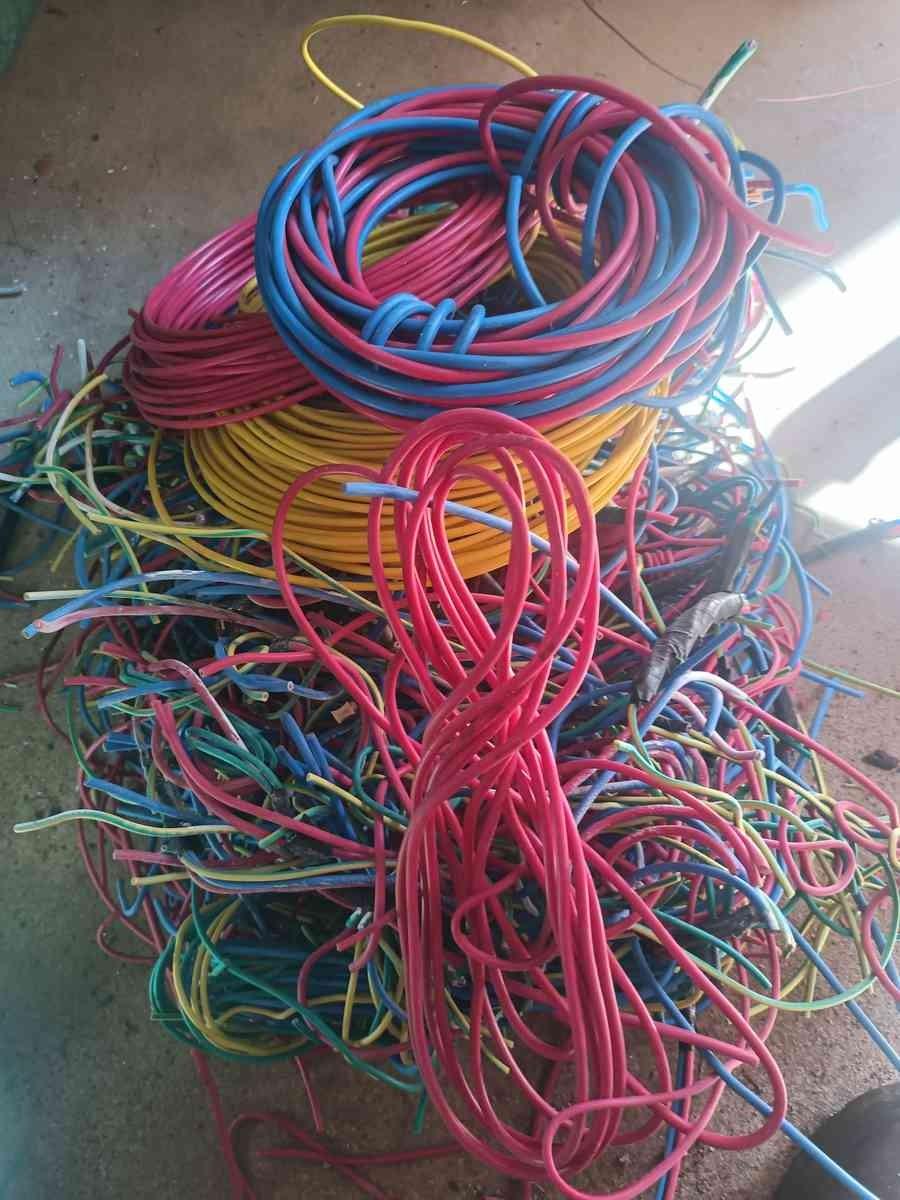 今天买铜线，心里琢磨着会不会亏。铜价涨了，应该不会亏吧。这句话，我越看越觉得，