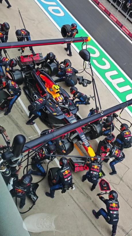 看了十年F1，第一次搞懂进站换胎为什么只要2秒以前看F1进站，就觉得一群人围上