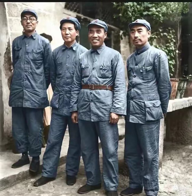 这是现实版抗战时期领袖彩照，毛主席和周恩来、朱德感觉穿着都很朴素而且清一色！