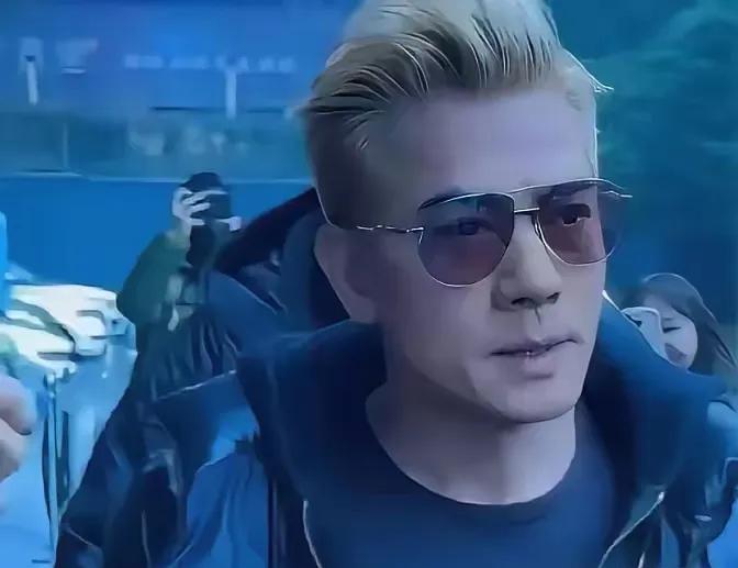 跑车全卖光，只为女儿书包。郭富城把20辆超跑挂牌那天，全香港车行都以为他破产