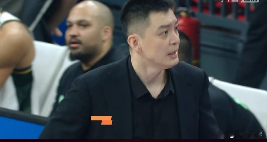 劲爆！杨鸣遭驱逐，威尔斯也吃T！第四节6分22秒，姜宇星抢下篮板后手臂不慎打