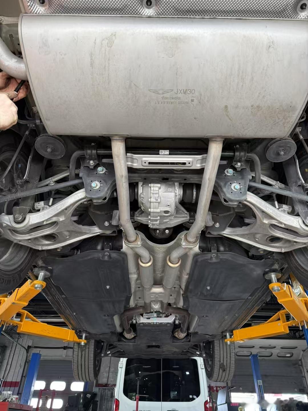 劳恩斯gv80的奔驰ml/大切诺基后腿。。。