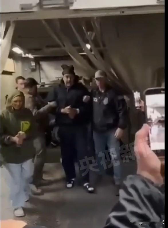 关于美国抓捕“绑架”别国总统最新疑似转移画面。这件事可能会让很多人大吃一惊，但
