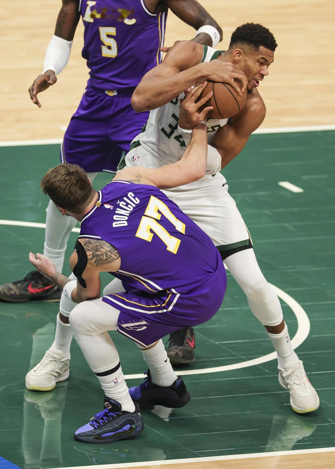 湖人输给雄鹿有点可惜了，终场1分钟的时候，双方战成101平，雄鹿波特持球后投三分