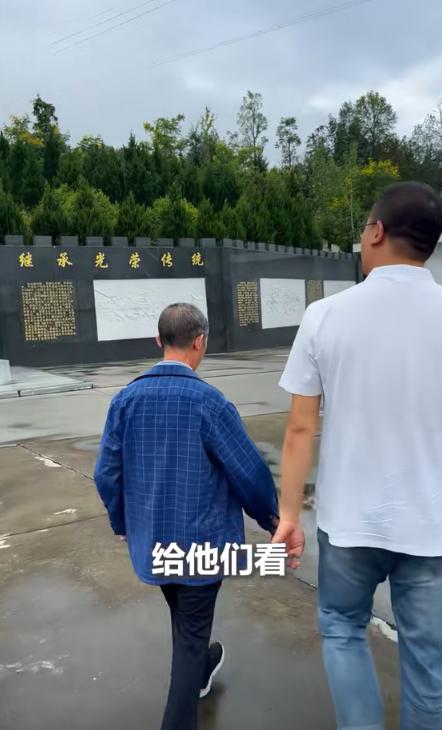 “眼泪止不住了！”陕西，老大爷路边拦下一辆车，求助司机帮忙调电视，结果老大爷没把