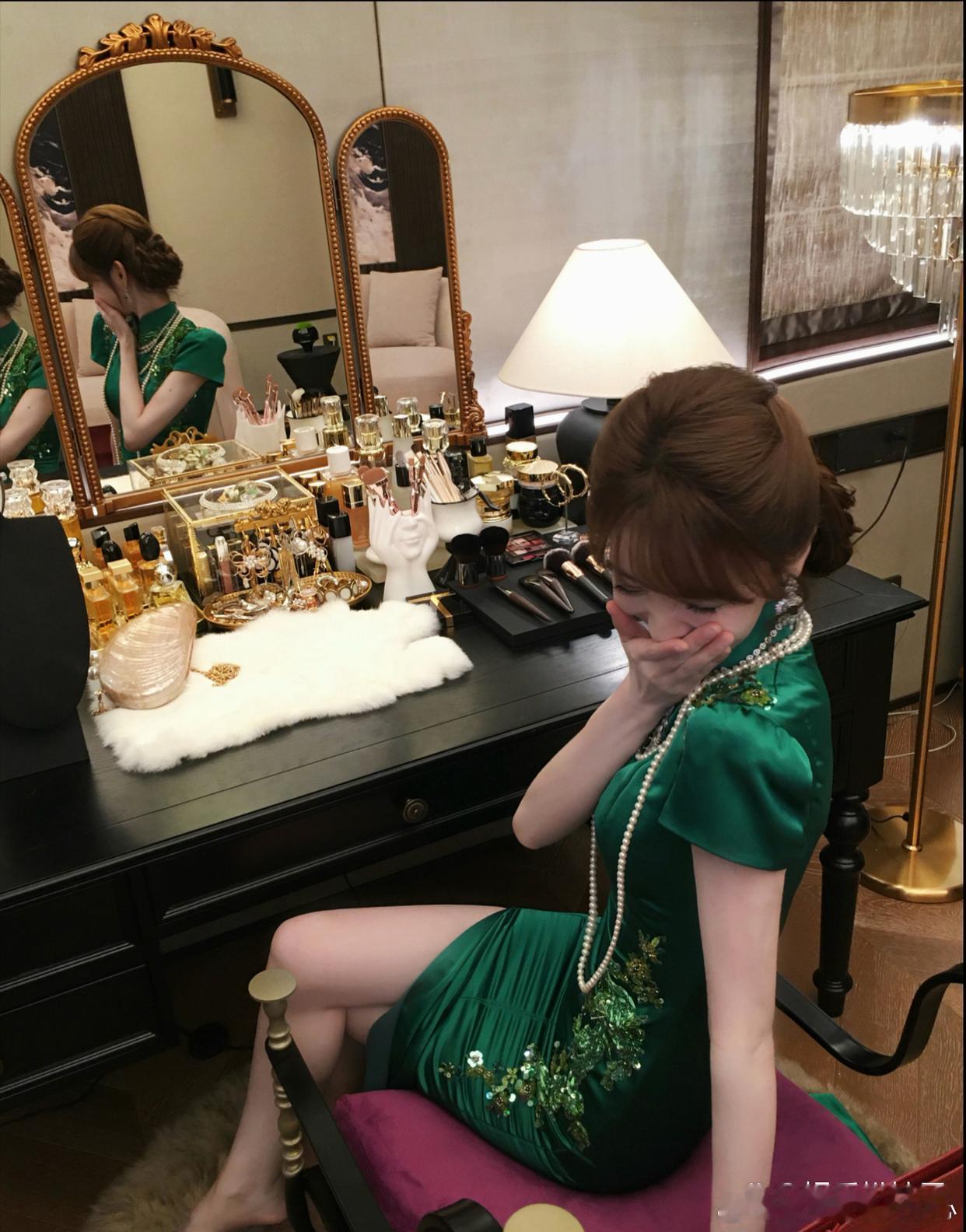 1.俞灏明已经被王晓晨拿捏住了，平常都看她脸色，最近也没逼婚，就先这么谈着。2.