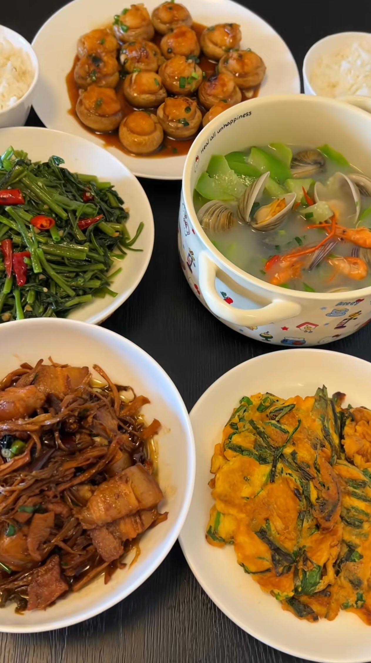 满心欢喜给孩子和她同学准备了一桌饭菜，用心搭配，荤素齐全。结果