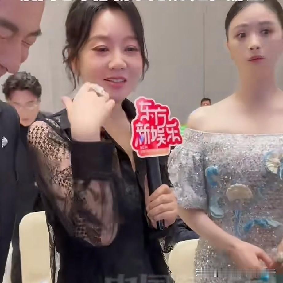 闫妮每次接受采访时，总是云里雾里的不会回答问题，蒋欣也是不在状态，两个人也不互动