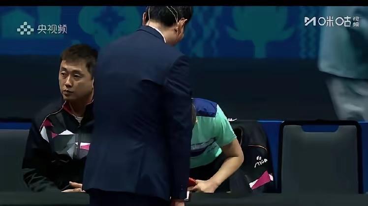 陈梦女单夺得铜牌后，有个细节不得不说，陈梦比完赛下场，已经坐下来休息，看到裁判过