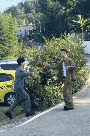 陈楚生GAI录制《歌手》真人秀两人互相喊哥搂搂抱抱嘻嘻哈哈大热天棚里