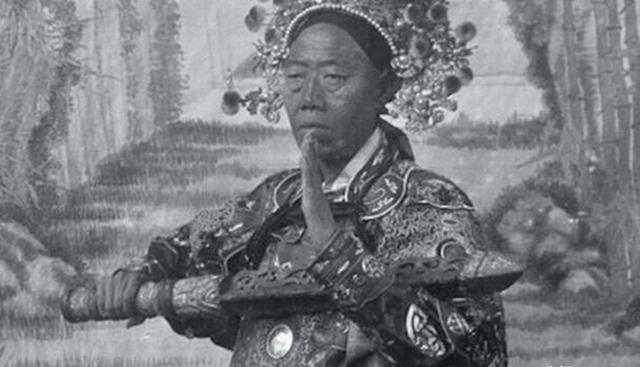 1908年慈禧太后去世,李莲英请求回老家养老。隆裕太后面色不善,心想:“你做了多