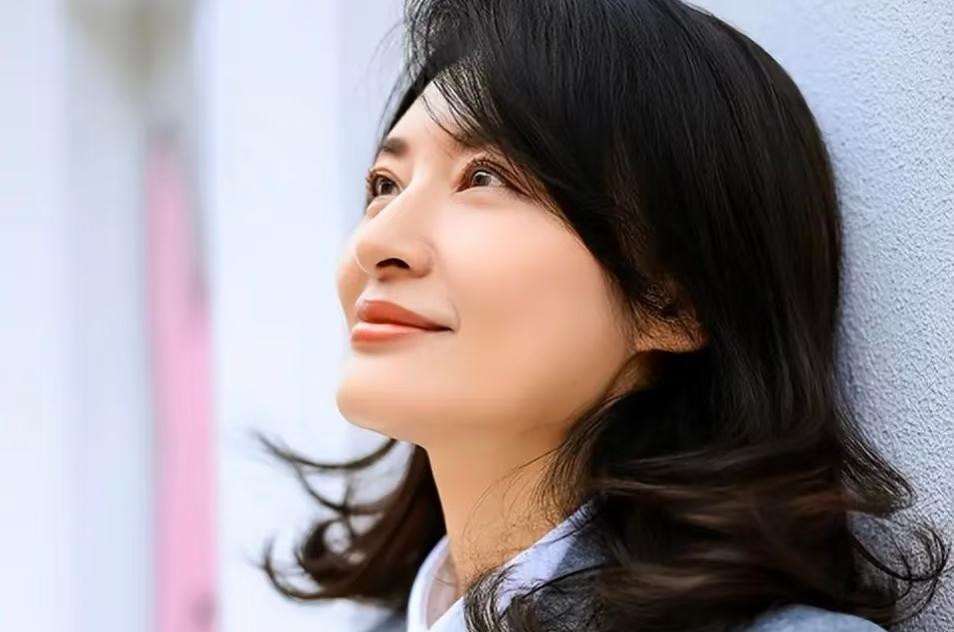 前央视主持人周涛这身装扮太美了。她身着一件雾霾蓝双排扣羊毛大衣，内搭白色衬衫