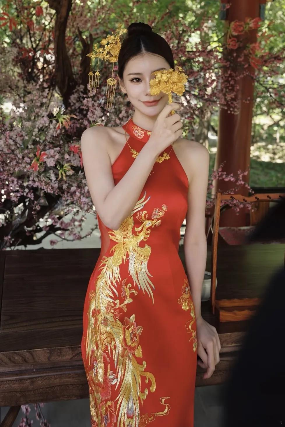 马筱梅的黄金手捧花太小了！马筱梅婚礼那天，她除了头上戴着金色簪子外，她还拿了一个