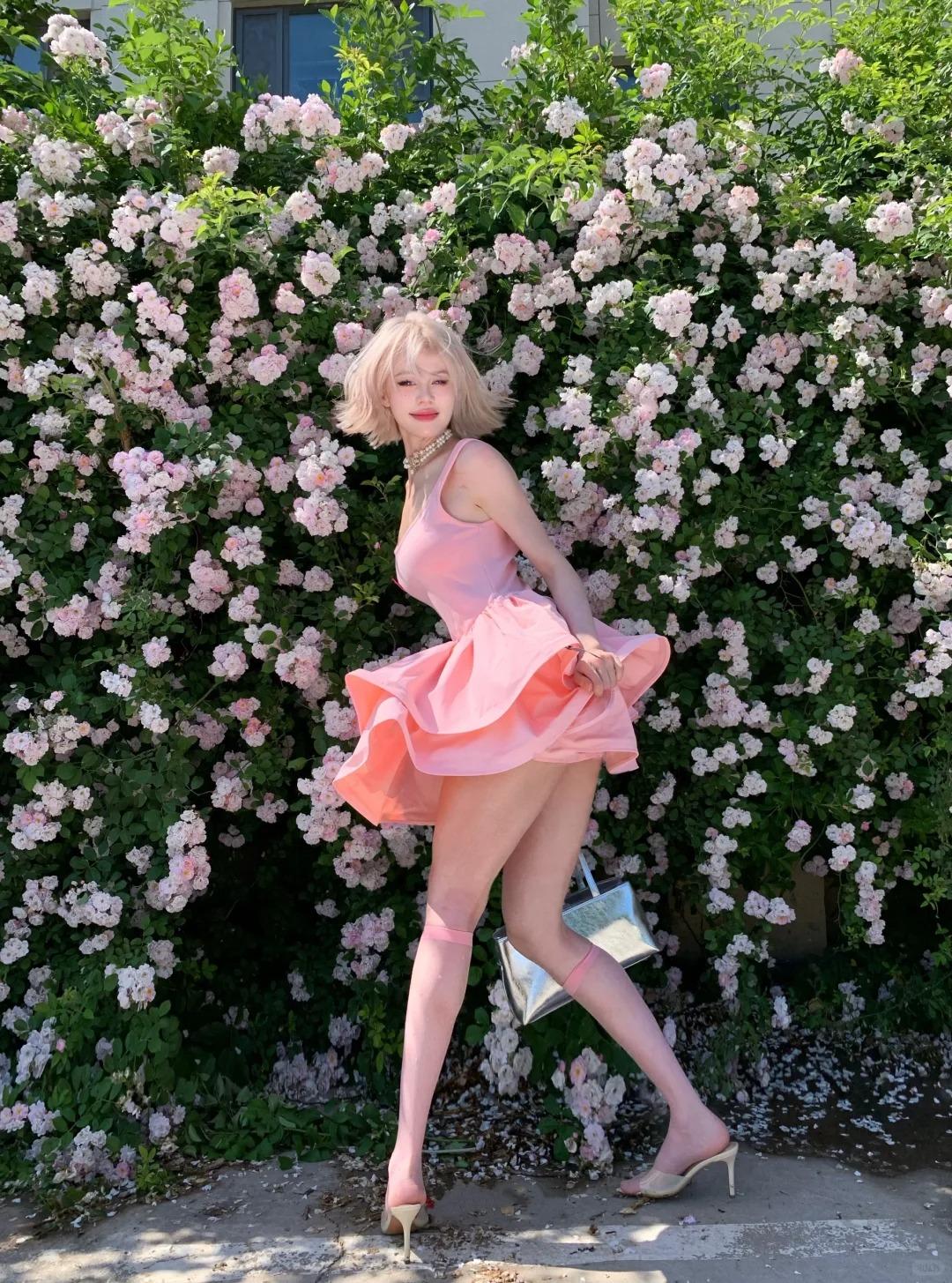 阳光落在花海间，也落在鲜活的眉眼上，不用追求完美角度，不用刻意管理表情，夸张的姿