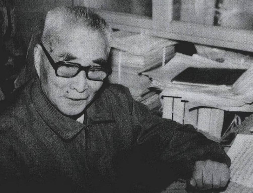 1975年，在病榻上的蒋介石得知昔日爱将黄维被特赦的消息时，喜极而泣，极力地想要