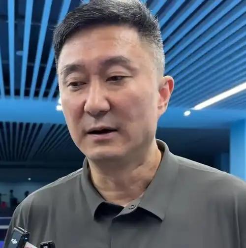 终于理解杜锋为什么不愿回来执教男篮了。亚运会输给日本那一战，真不能怪教练指挥无方