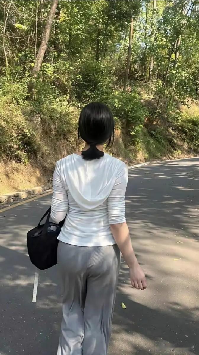 二十岁大二侄女，拎着菜从出租屋出来，撞上给她送东西的爹。她说那是同学家。爹摔门