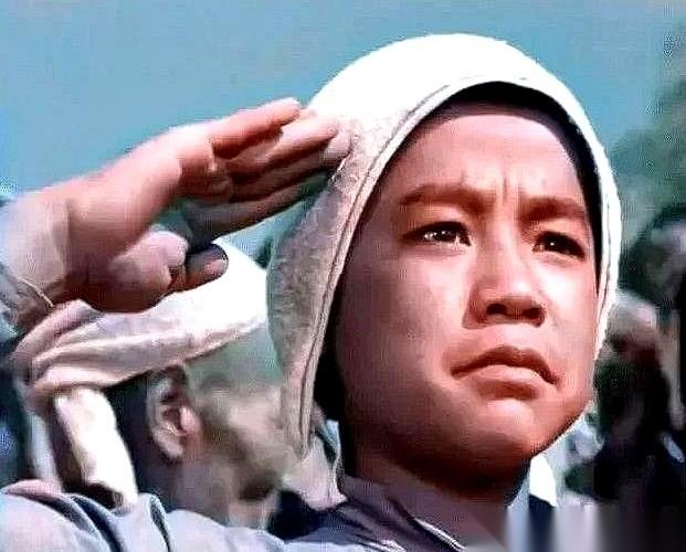 我们聊聊《小兵张嘎》里那个“嘎子”的扮演者，安吉斯。十九岁那年，据一些流传的说