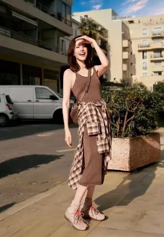 高圆圆的穿搭堪称“高级美”典范！她不靠刻意裸露，仅凭简约得体的服饰搭配，就散发出