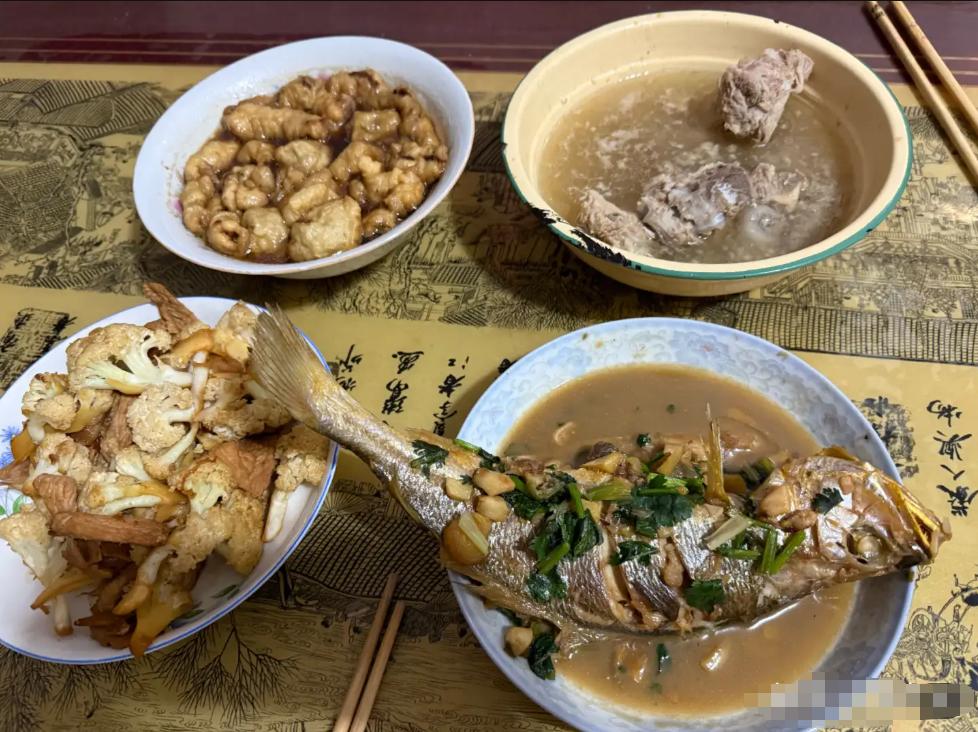 “我妈把年夜饭做成‘减肥餐’：一锅炖鱼三块肉，孙女哭着要逃”今年除夕我砸钱买年