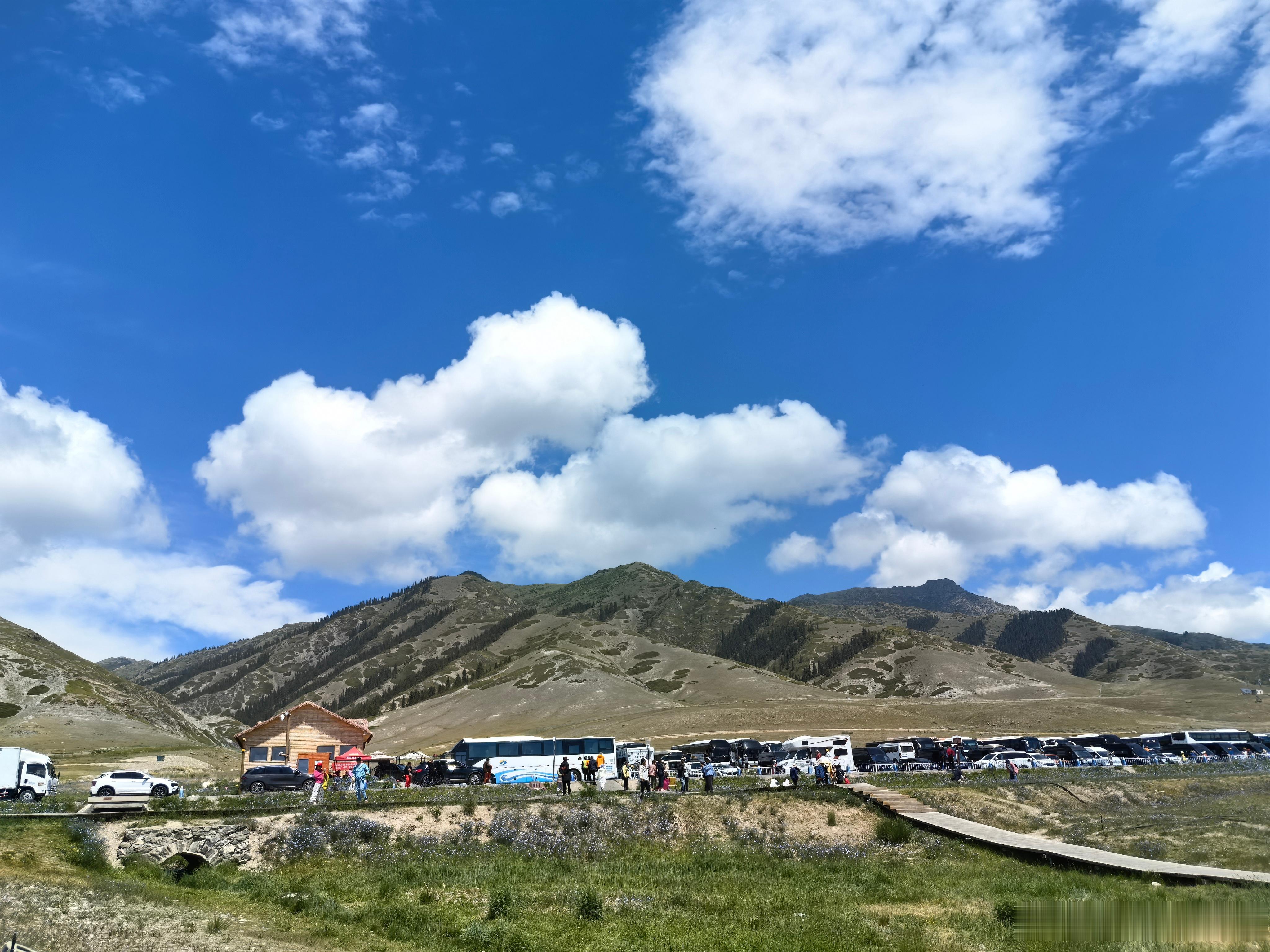 随手拍美景荣儿的日常一路看不完的蓝天白云与层叠山峦，湖边湖水湛蓝透亮，草原开