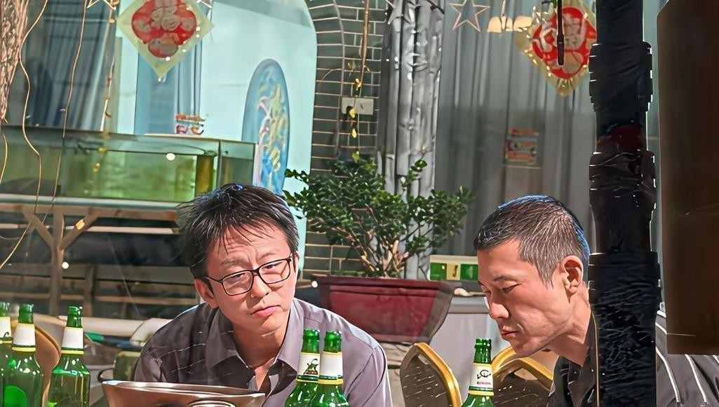 46岁的邓超在路边摊跟朋友聚餐被偶遇，直接扯下了不少中年男艺人身上那层紧绷的“冻龄遮羞布”。几瓶啤酒