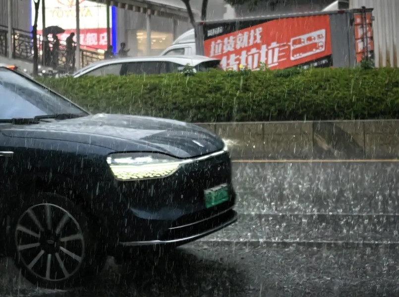 躲一下雨都能看到m9，越来越多的问界M9了今天出门遇上了大雨，只好在公路边