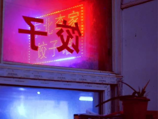 他才39岁，就这么去了。夫妻俩经营着一家饺子馆，是高中同学，这两年生意不好，妻