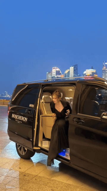 娱乐圈里很普的周冬雨到了网红跟前简直成了天仙儿，这位身穿黑色礼服裙的小姐姐单看美