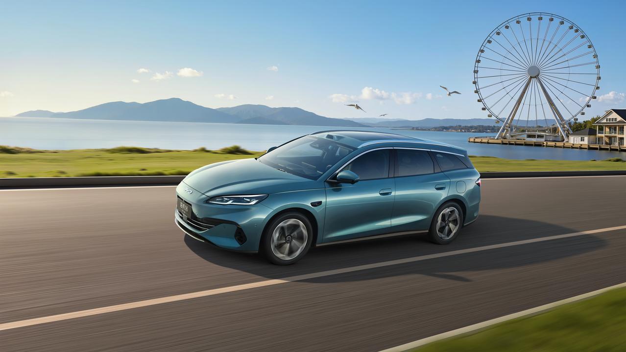 《海豹双车上市11.19万起：300km续航Wagon与闪充GT》比亚迪海豹0