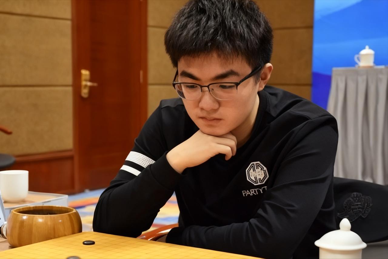 白棋赢了。第20届倡棋杯，芈昱廷执白战胜廖元赫。很多人不知道的是——中国围