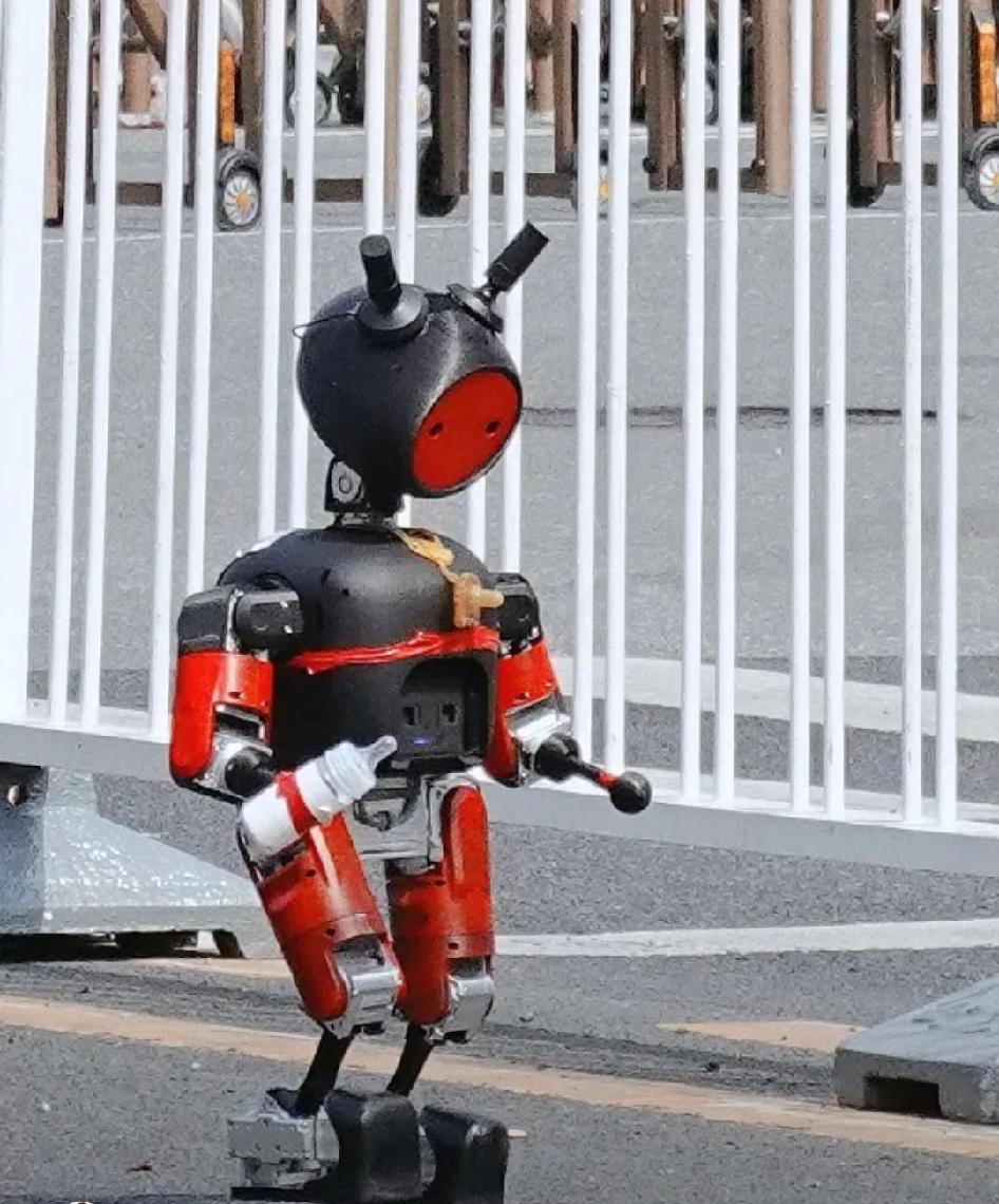 机器人半马倒数第一，手里还攥着个奶瓶。我一开始也笑喷了，后来知道真相，鼻子一酸。