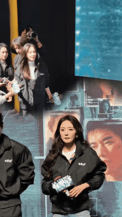 杨幂漏接话筒，刘诗诗帮忙给杨幂递话筒～