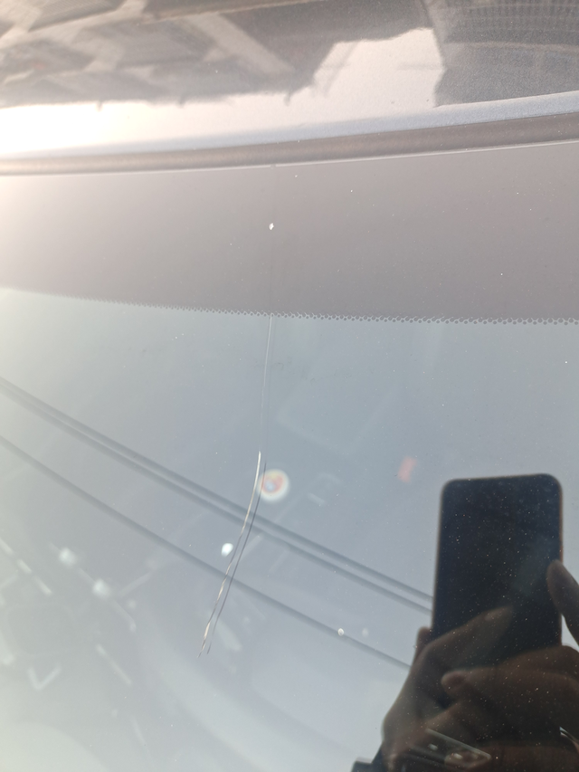 思域前挡玻璃真脆啊它裂了不知道什么时候崩了一小裂，然后开没多久一直裂到底去了，