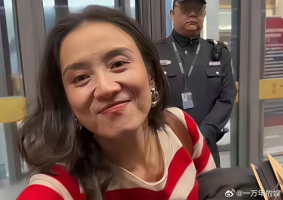 宋佳素颜感觉好像就画了一点点眉毛，真的没化什么妆，素颜有这个样子不错。