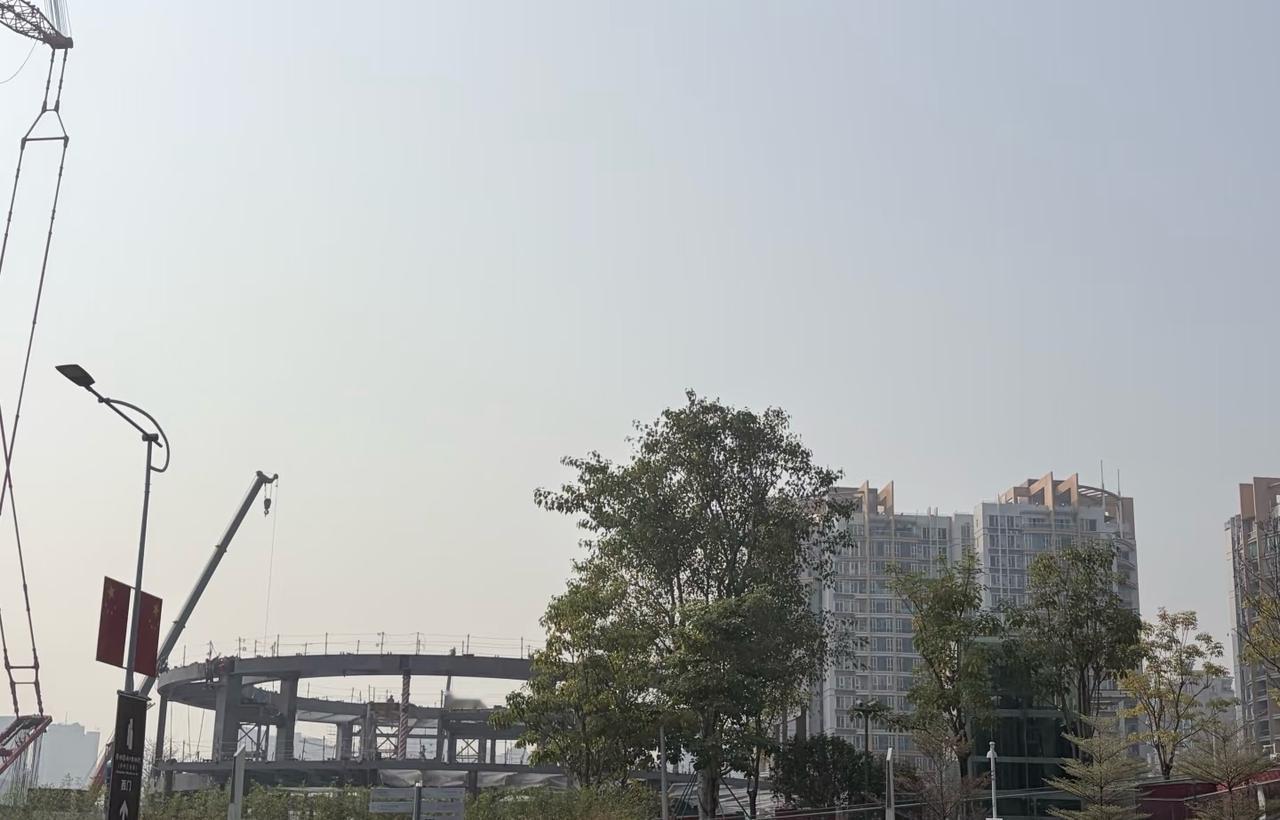 广州塔的华为全球旗舰店。广州塔广场开业已经一年，最南端部分还一直修个不停。现