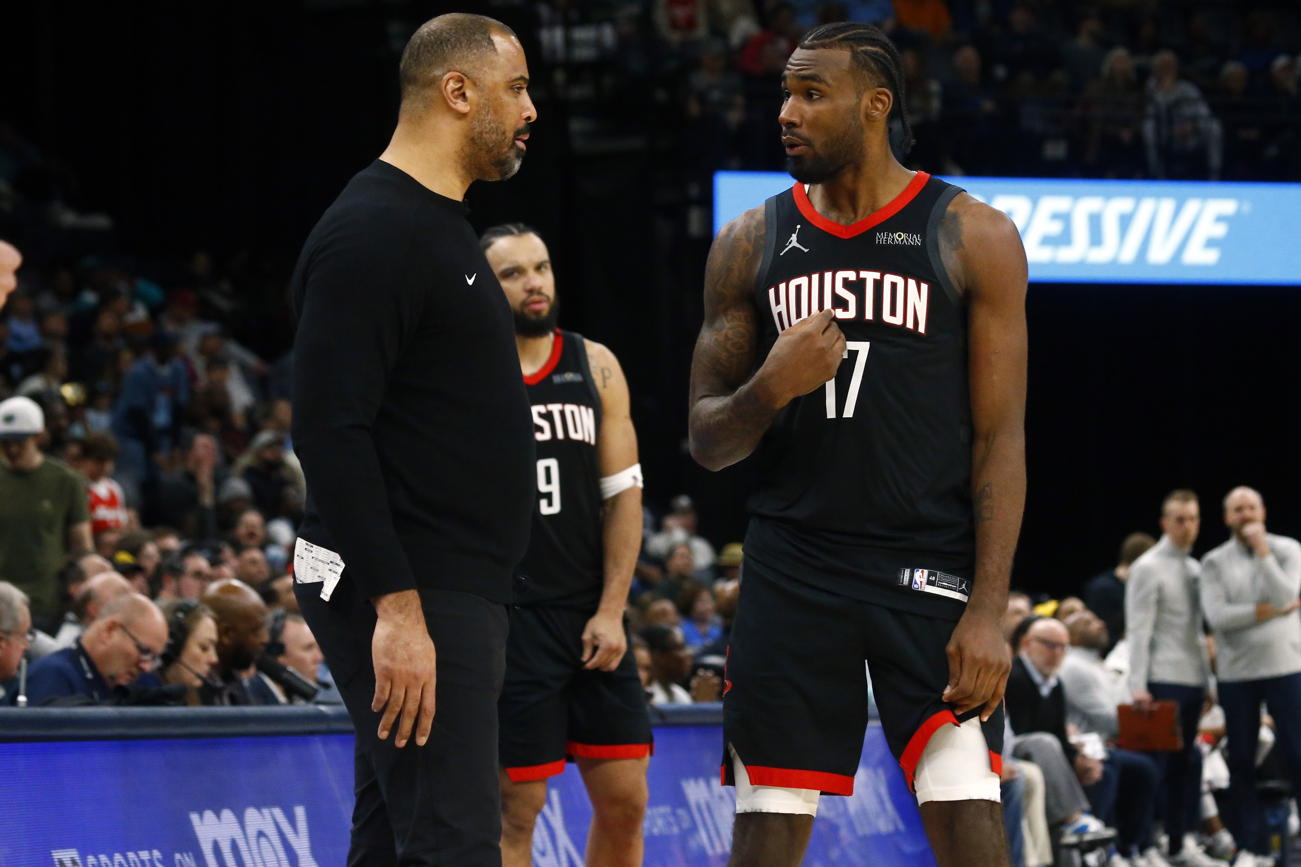 火箭队今天赢了灰熊队，拿到了漂亮的两连胜。本场比赛伊森和芬尼·史密斯复出，不过非