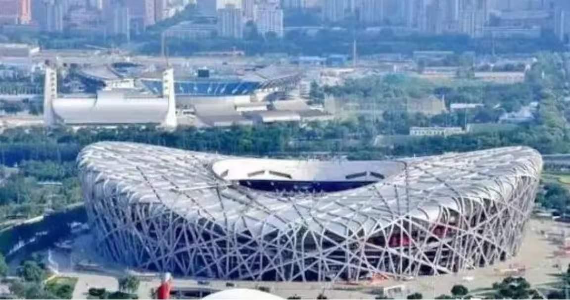 鸟巢建成快十八年了（2008–2026），它没塌，也没闲着，更没变成“烧钱窟”。