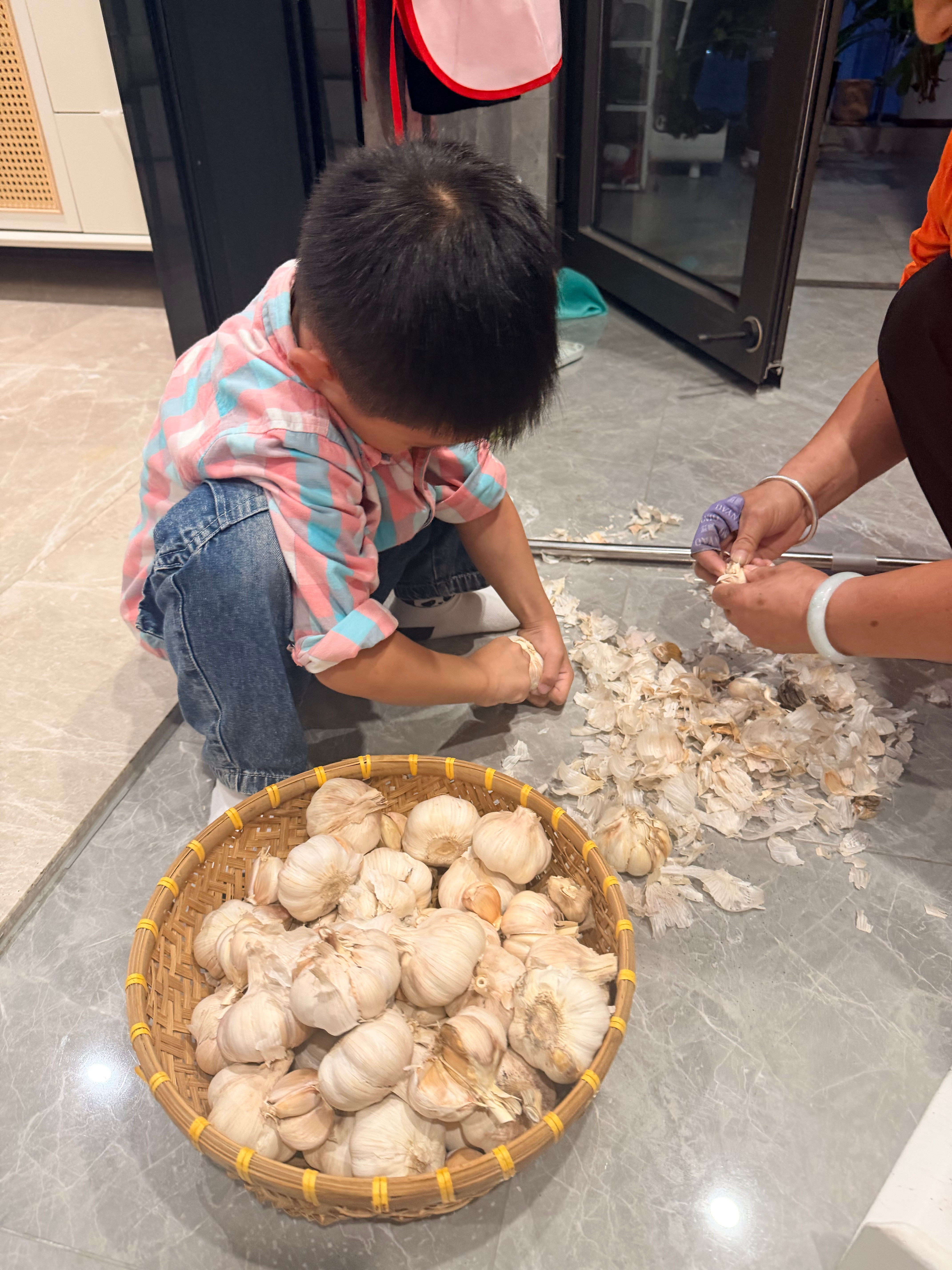 3岁娃一回家就干活，还好，还好不是做咖啡我昨晚十二点才把他做的咖啡喝光[笑着哭][笑着哭]还好奶奶网