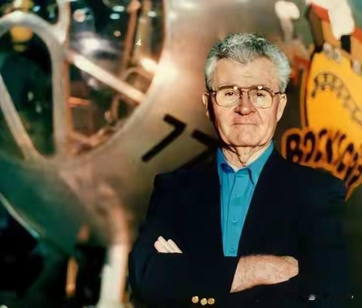 1945年8月5日美国空军执行日本广岛原子弹投放任务的飞行员保罗·蒂贝茨在采访中