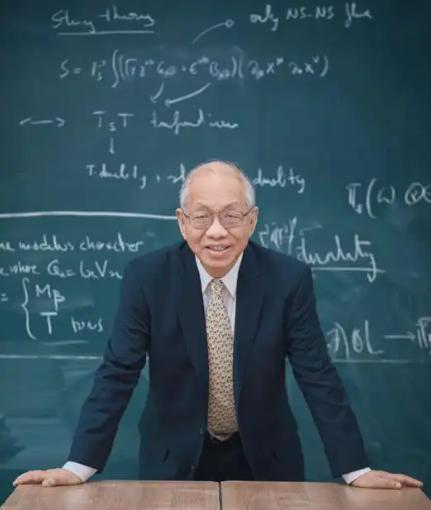 遮羞布被扯掉了！”美籍华裔数学家丘成桐直言：中国的数学水平比美国落后了80多年，